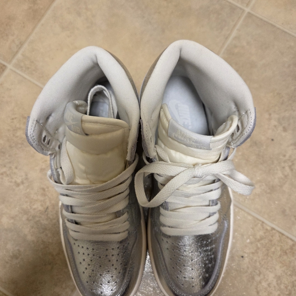 Women's Air Jordan 1 Retro High OG 'Chrome' - Metallic Silver/Photon Dust - Picture 10 of 11